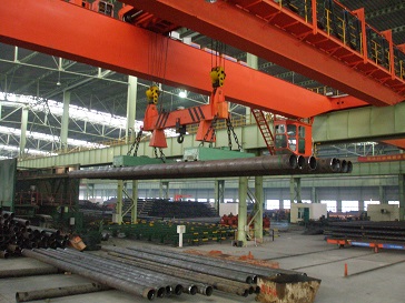 pipe lifting electromagnet in operation
